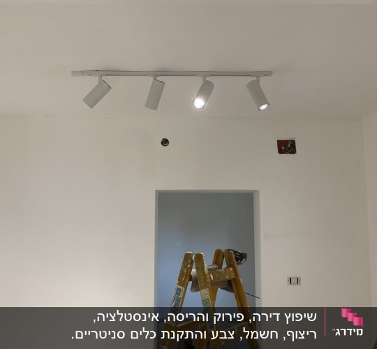 סולם וחדר עם תאורה מותקנת על התקרה